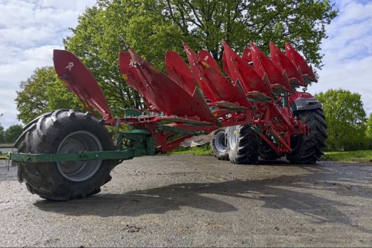 Il sistema Trailer Transport Solution rende il trasporto dell'aratro Kverneland Variomat 3400 B pari a quello di un rimorchio